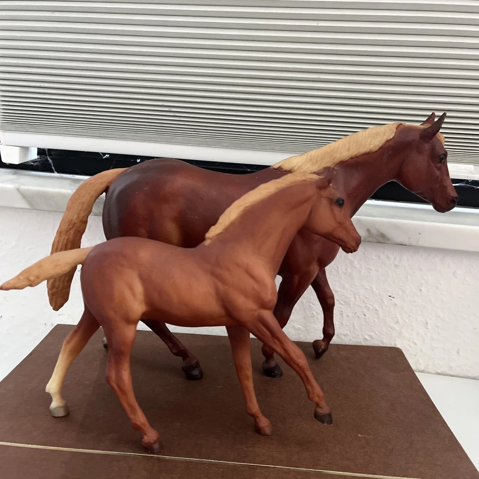 Breyer Modelpferd Traditional  Westernpferd Fuchs mit Fohlen alt  - Bild 4 von 4