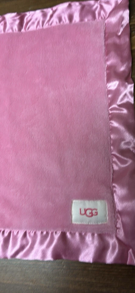 "Manta de seguridad para bebé UGG Lovey Lovie rosa felpa 13"" poliéster lavado a mano" Foto 2 de 4