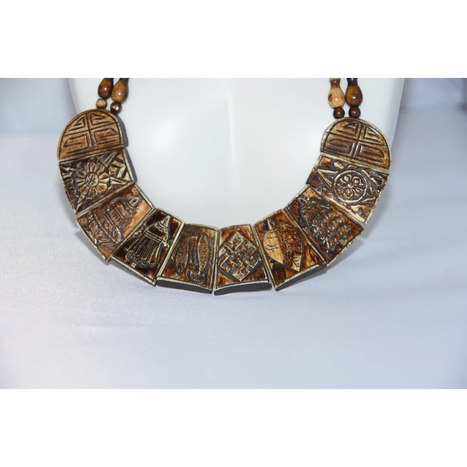 COLLAR AMULETO HUESO YAK TALLADO 8 SÍMBOLOS AUSPICIOSOS HECHO A MANO TIBETANO Foto 3 de 4