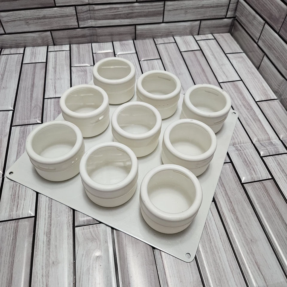 Paquete de 9 latas magnéticas de especias de 2,5 pulgadas con placa de pared de metal blancas  Foto 2 de 4