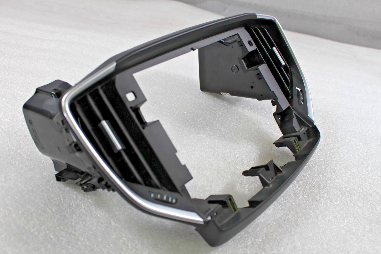 Maserati Ghibli, Center Dash Bezel w/ Air Vents, Used, P/N 670066392