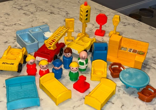A+ Lot Vintage Fisher Price Little People Play Family Main Street #2500 Playset