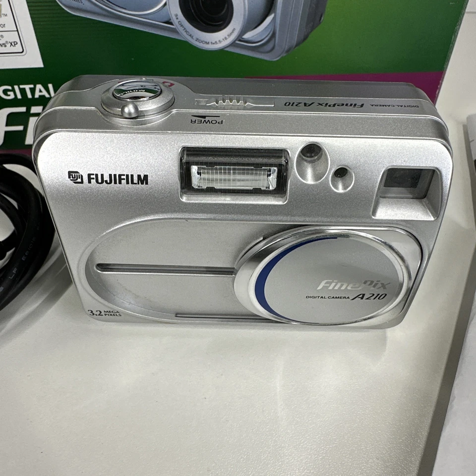 FUJIFILM FInepix A210 3.2 MP Retro Vintage Digital Camera - BOXED IN VGC TESTED - Image 2 of 4