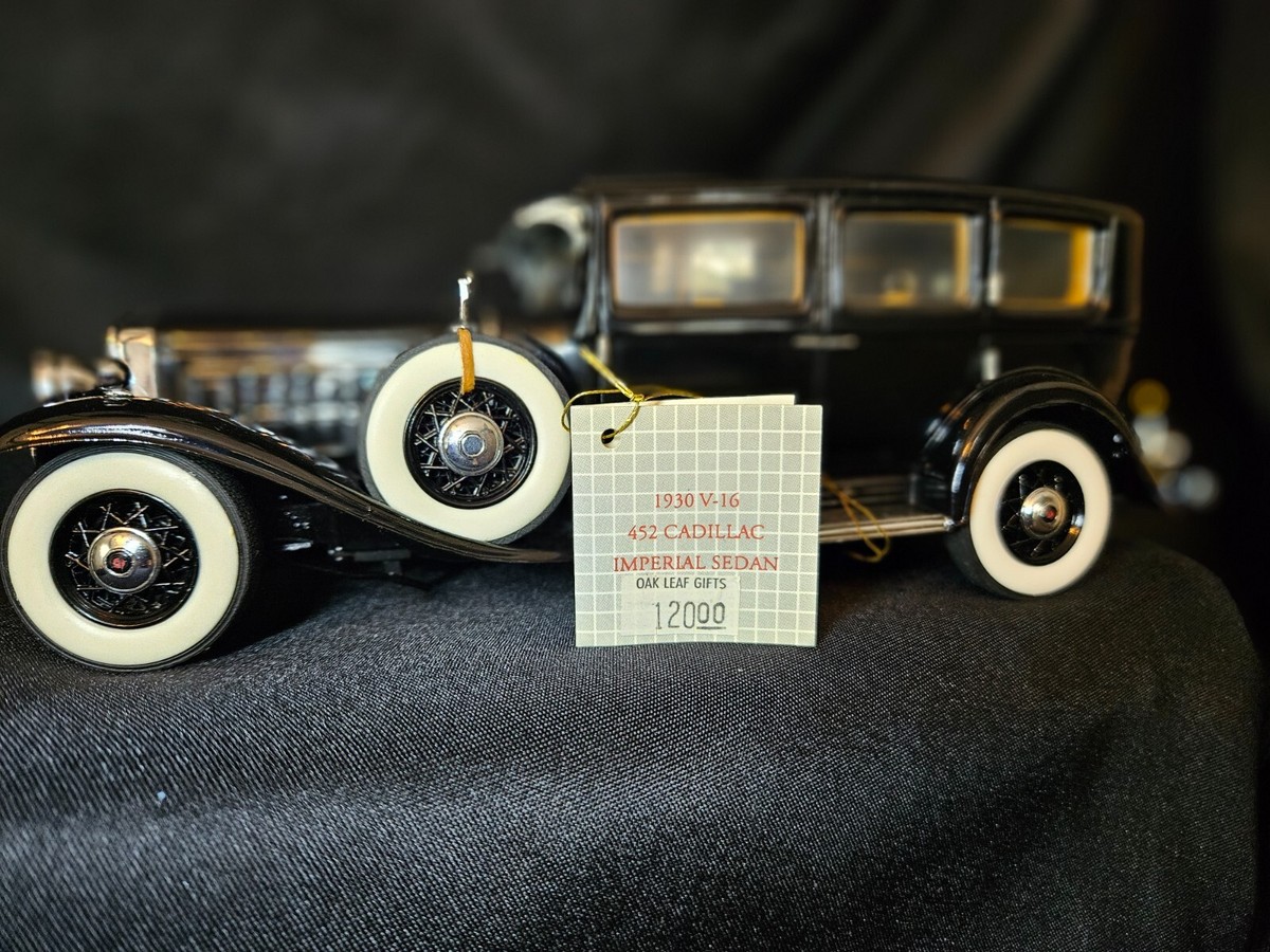 Franklin Mint 1930 V-16 452 Cadillac Imperial Sedan 1:24 Scale Inv 