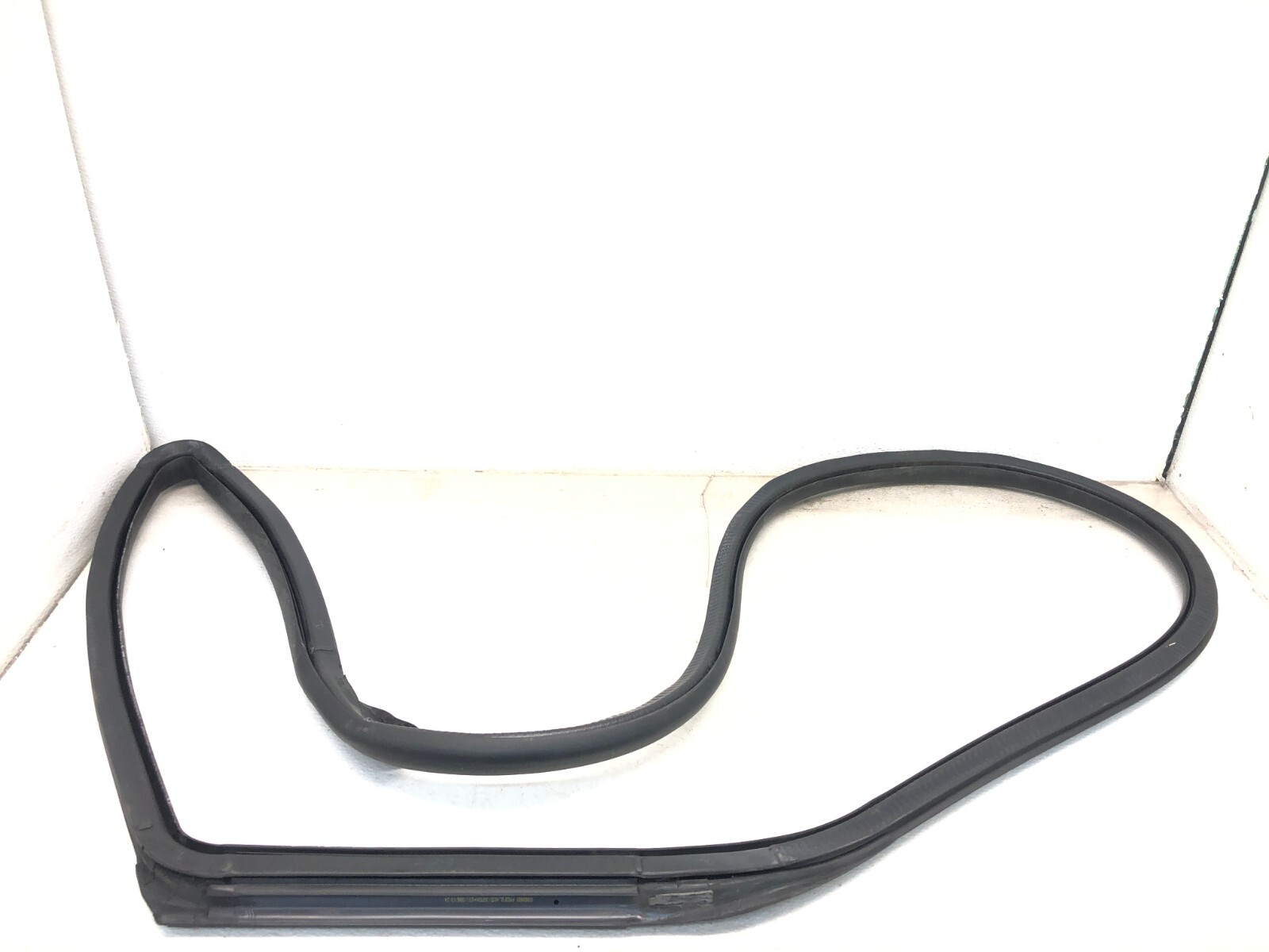 2017-2022 MASERATI LEVANTE LEFT DRIVER REAR DOOR WEATHERSTRIP SEAL OEM