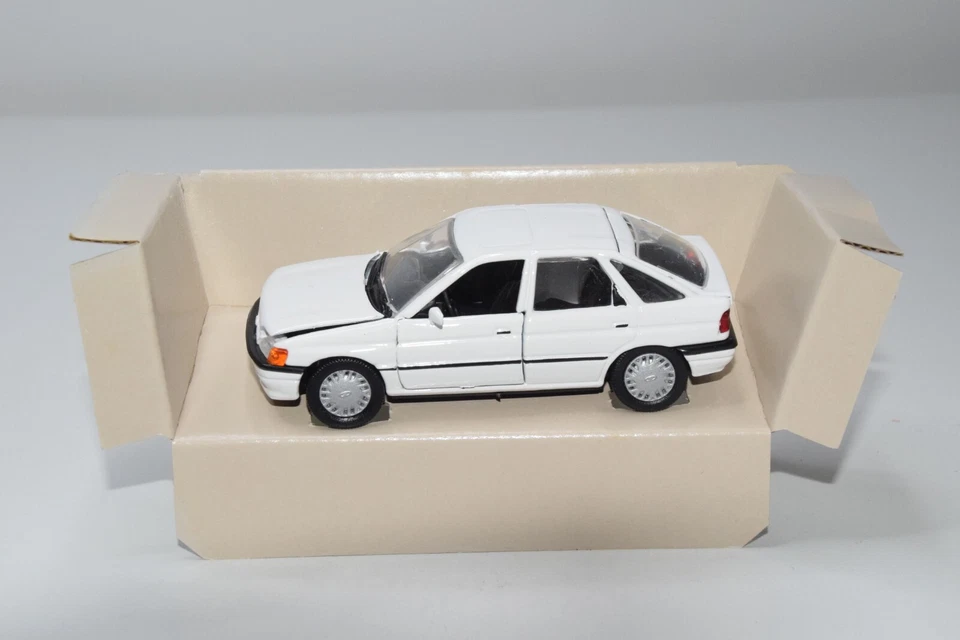 B23 1:43 SCHABAK 1090 FORD ESCORT 5 PORTE BIANCO COME NUOVO - Immagine 2 di 4