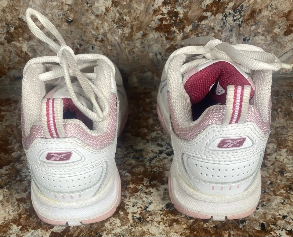 Reebok Pink Strawberry Kids Size 11.5 High Top Athletic Lace Up Shoe Foto 4 de 4