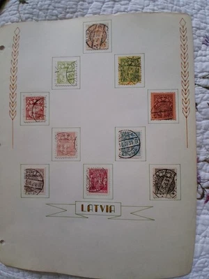 Página de colección vintage de estampillas tempranas de Letonia de los años 1918-1920 diseño del sol de la independencia - Imagen 1 de 4