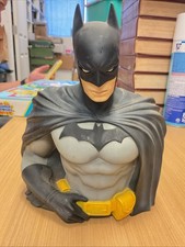 Hucha coleccionable medio cuerpo busto monograma Batman DC Comics