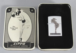 Encendedor y lata vintage ENOCH BOLLES 1993 Varga Windy Girl ZIPPO para coleccionistas