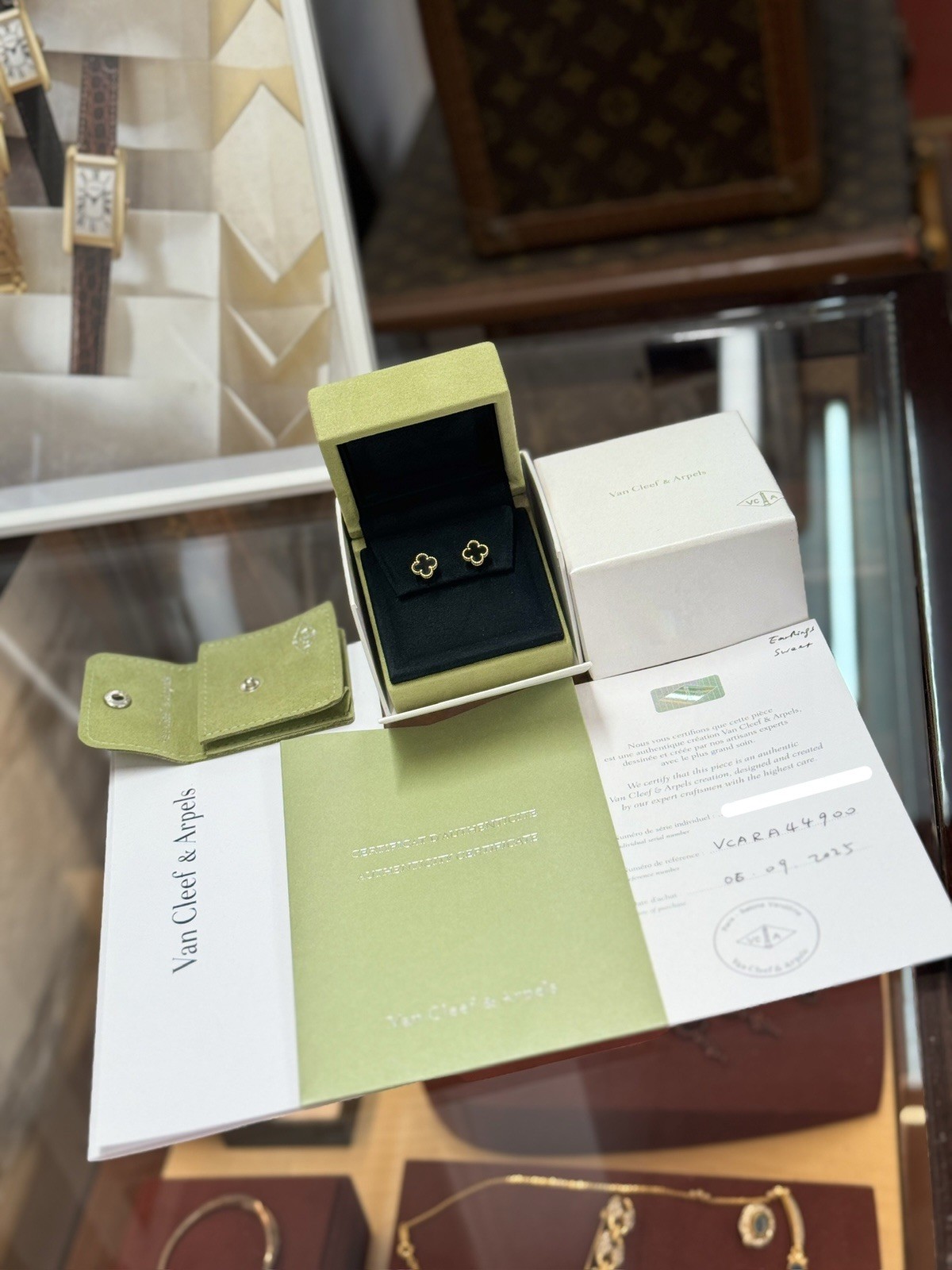 Van Cleef & Arpels Ohrstecker Sweet Alhambra 18 Karat Gelbgold, Onyx VCARA44900
