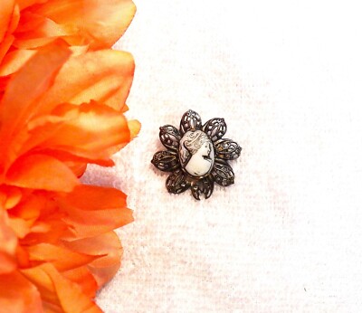 VICTORIAN CAMEO BROOCH FEMALE SILHOUETTE GOLD TONE FRAME DARK BACKGROUND DS1