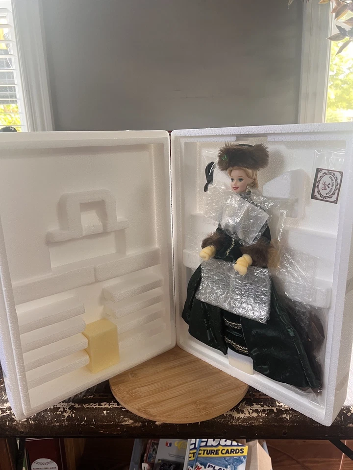 Barbie by Mattel Holiday Edition Porcelain Caroler (15760) 1996, con accesorios Foto 2 de 4