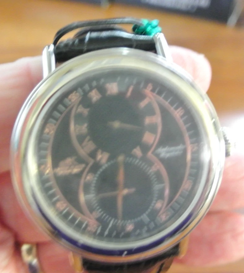 44mm Auto TRI-TIME Regulator | Black Guilloche Dial | Black Band ADEE KAYE Watch - Imagem 2 de 4