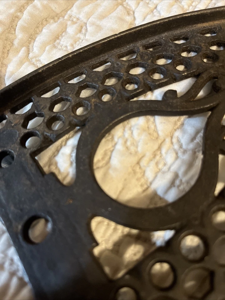 Remache de hierro fundido vintage con patas de hierro triste Foto 3 de 4