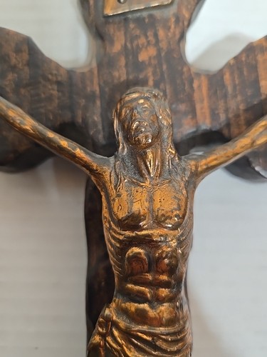Gesù vintage ottone/bronzo su croce di legno INRI Gesù di Nazareth Re dei Giudei - Foto 6 di 14