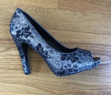 Princess Vera Wang Size 6.5 Open Toe 4” Heels - Sparkly Silver/Black EXCELLENT
