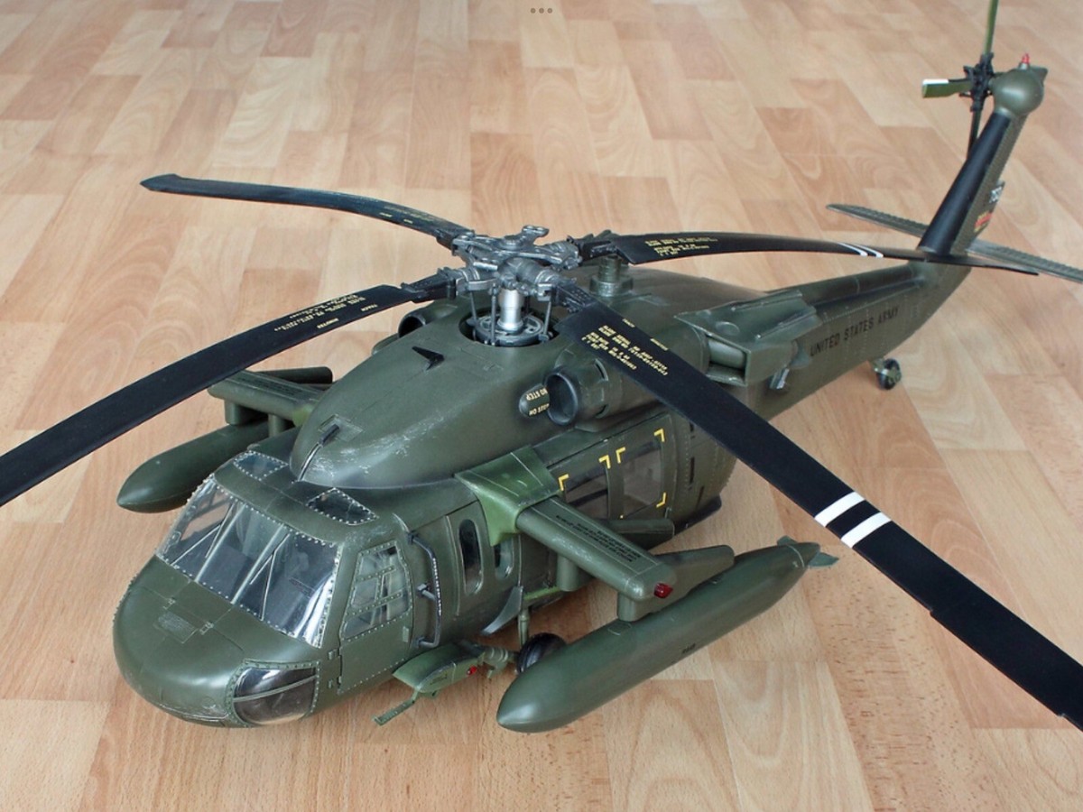 Elite Force BBi 1⁄18 Blackhawk Helicopter +3 Navy Seals 2 pilots
