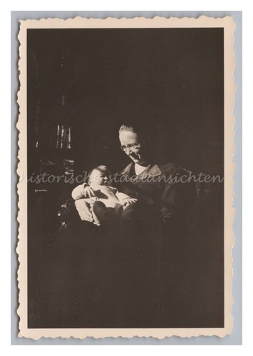 Schöne Low-Key-Fotografie von Großmutter & Baby - Altes Foto 1930er - Picture 1 of 2