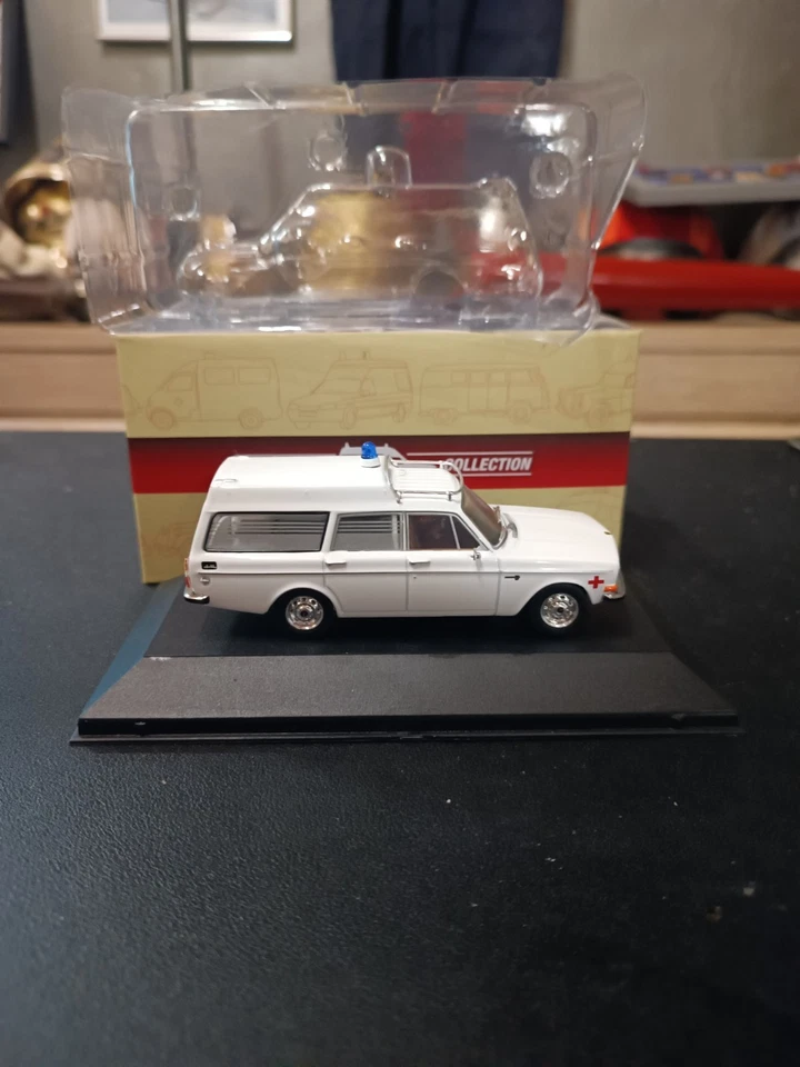 Ambulance Collection : VOLVO 145 express 1969 croix rouge IXO 1/43 - Photo 4/4