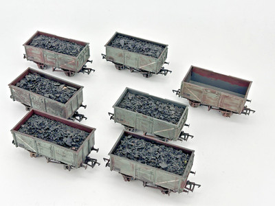Schwader von 7 Bachmann Spur O 16T Mineralwagen - verwittert, gemischte Nos, mit Ladungen