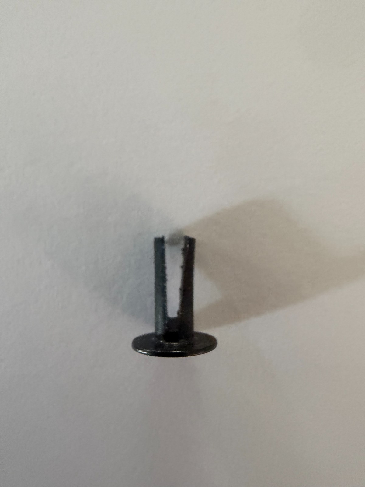 100~9/64" stem dia. x 3/8" long x 5/16" head dia Steel black finish split rivets