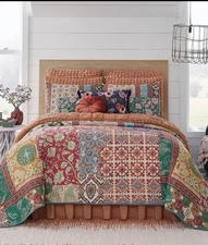 Studio D by Dillard’s Alanna Multicolored Queen Quilt & Shams Set 3pc