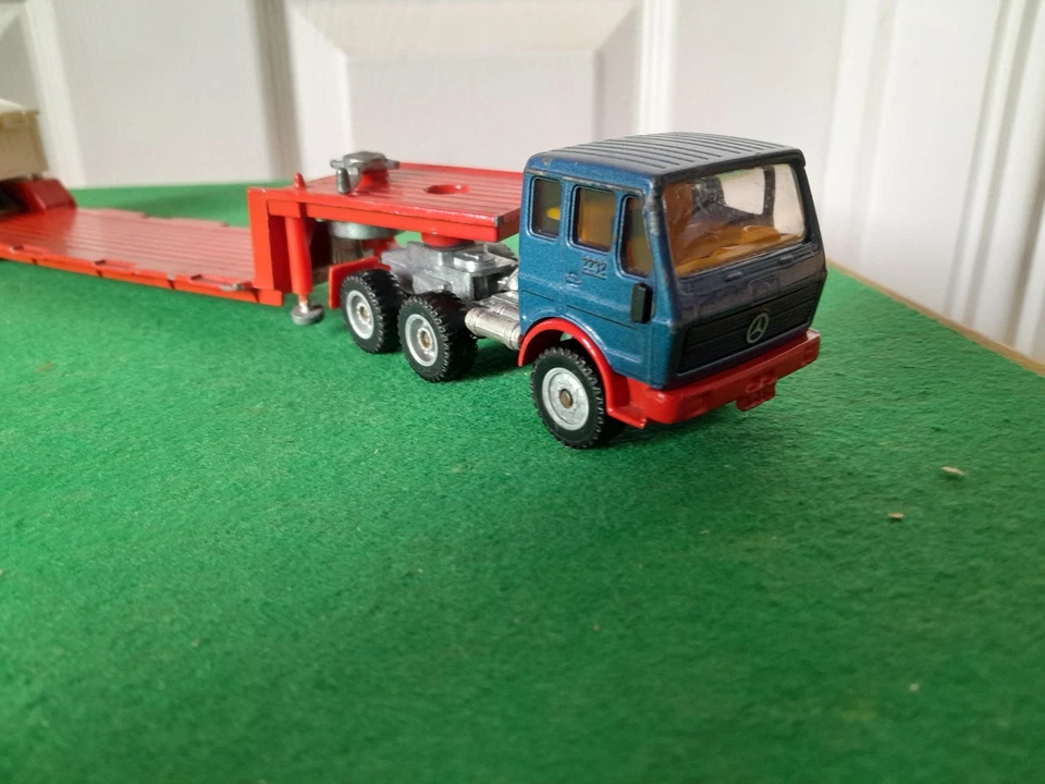 SIKU TOYS GERMANY MERCEDES TRACTOR UNIT & LOW LOADER TRAILER NO MIRRORS - Image 4 of 4