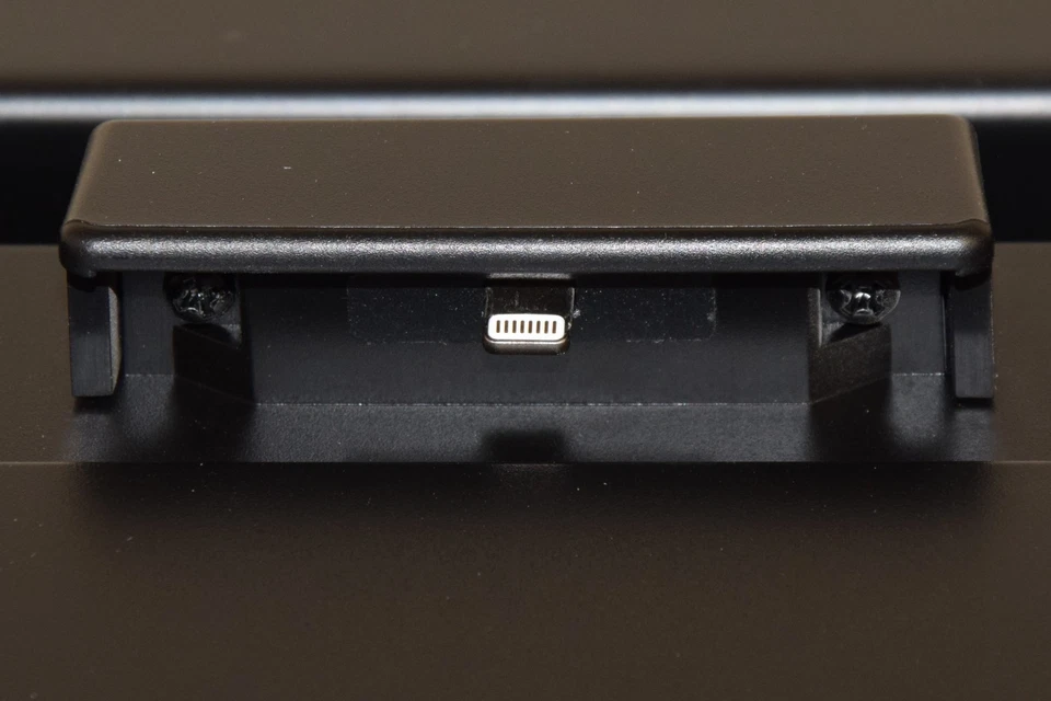 Mackie DL1608 Digital Mixer With iPad Control Power Supply and Rackmount Kit - Image 3 of 4