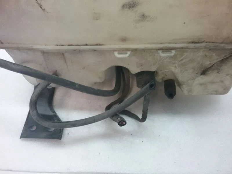 Overflow Coolant Reservoir Bottle Tank NO CAP 2002 BMW 745i 5-2-3P Foto 2 de 4