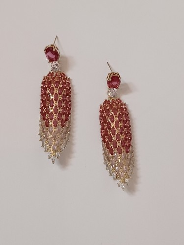 Boucles d'oreilles en plaqué or avec des zircon transparents et rouges - Foto 6 di 9