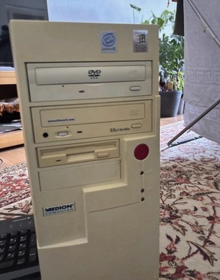 Medion Retro Pc mit Windows Xp Inklusive Tastatur und Maus Und Monitor