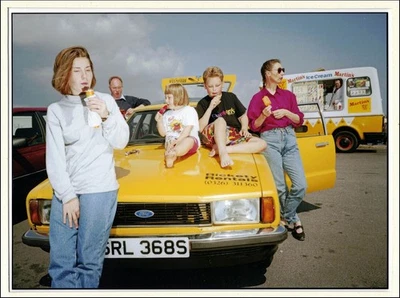 Martin Parr. Family and Yellow Ford. Tales of Modern Motoring. Photoprint BàT - Photo 1/4