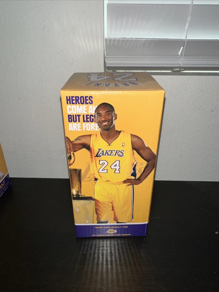 Bobblehead Kobe Bryant #24 de Los Angeles Lakers (Heroes Come and Go) Foto 2 de 3