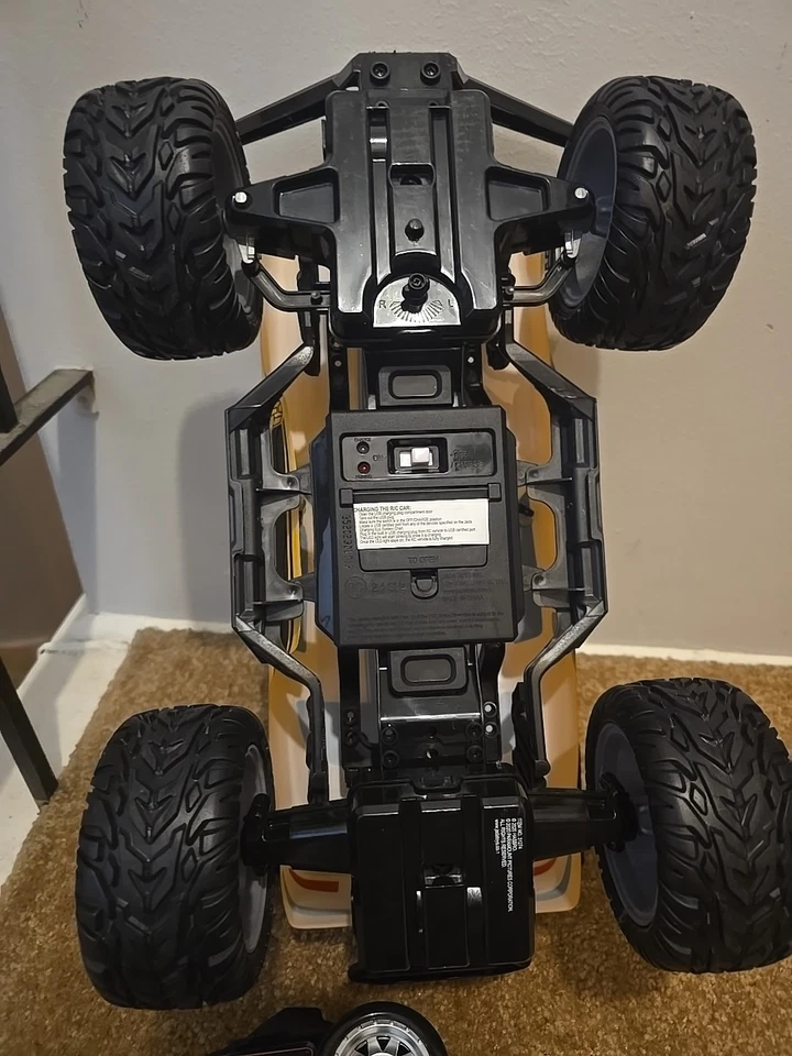 JADA 1:12 Transformers Bumblebee 1977 Camaro 4x4  RC - Image 3 of 4