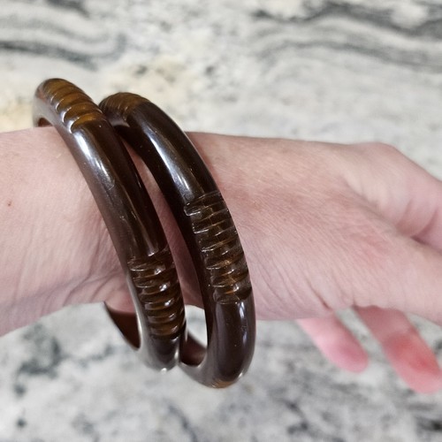 2 vintage Deep Carved CHOCOLATE BROWN 1920'S LUCITE BANGLES bracelets - Picture 3 of 4