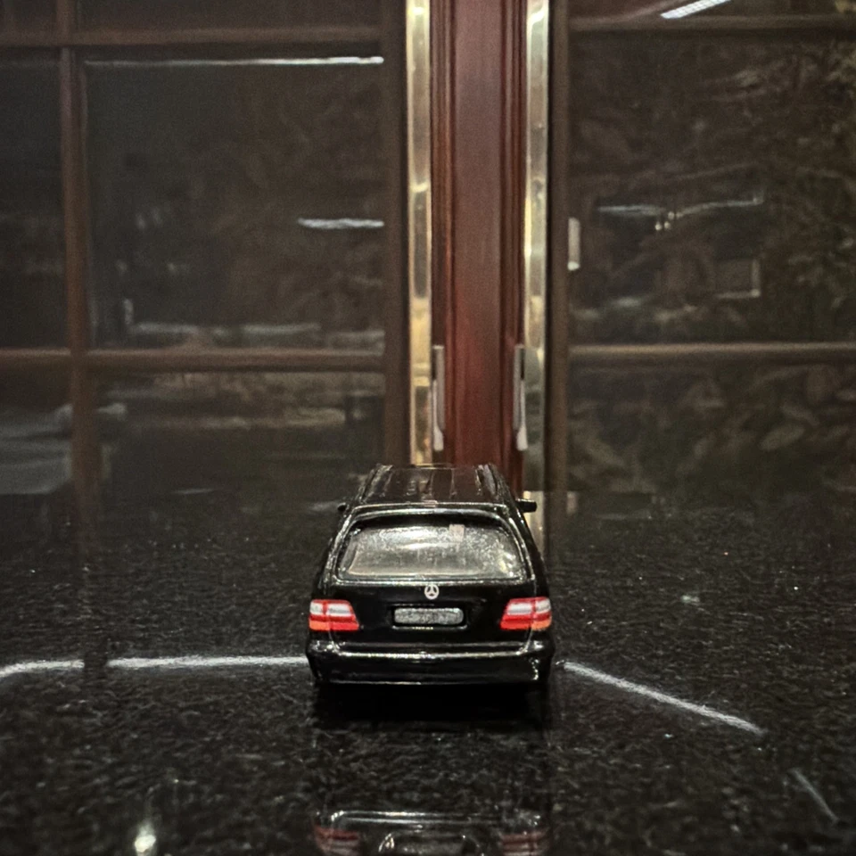 1999 Matchbox Mercedes-Benz E430 E-класса 430 S210 универсал черный с металлическим основанием  - Изображение 4 из 4