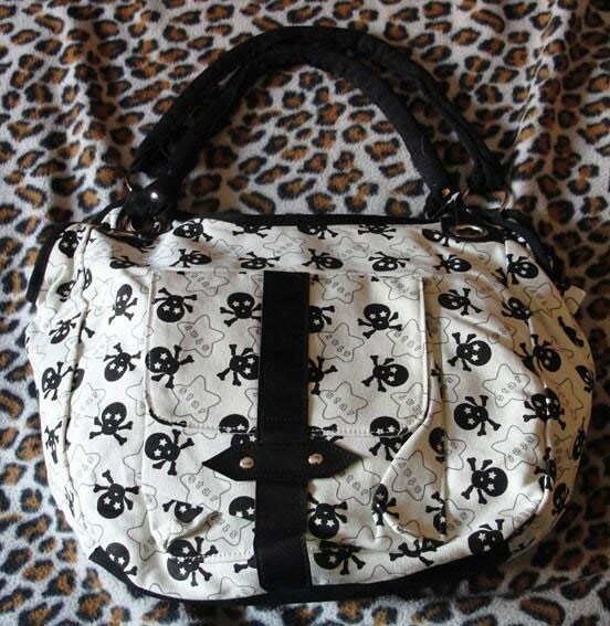 BOLSO BLANCO CON CALAVERITAS NEGRAS Y ESTRELLAS - NUEVO -