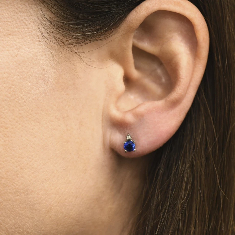 Pendientes de oro blanco de 14 k con tachuelas de diamantes y zafiro azul sintético de 3/4 quilates para mujer Foto 3 de 4