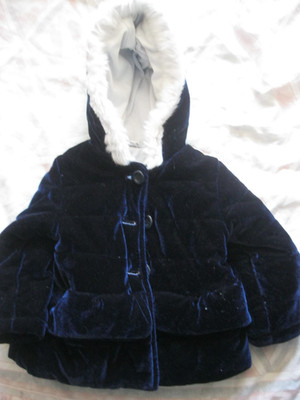 Samtmantel Baby M & Co dunkelblau mit Kapuze.  Alter 9 - 12 Monate. Bis 22 lbs. 10 kg.
