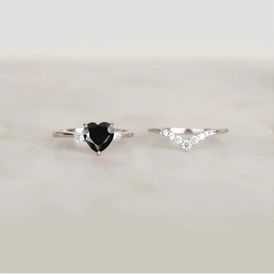 Anillo conjunto nupcial de diamantes negros simulados con corte de corazón de 2 quilates enchapado en oro blanco de 14 quilates Foto 2 de 4
