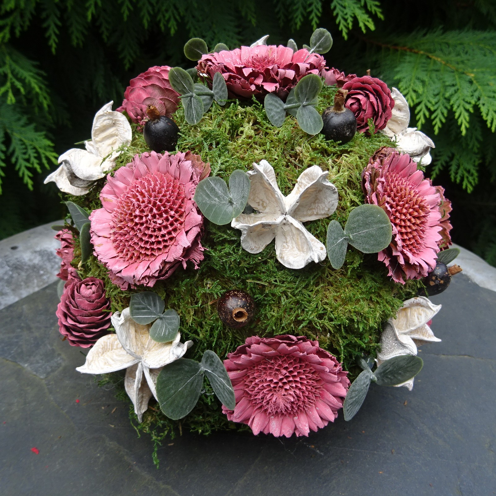 Grabschmuck Kugel Moos Grabdekoration rosa Gesteck Urnengrab Friedhof Gedenktag