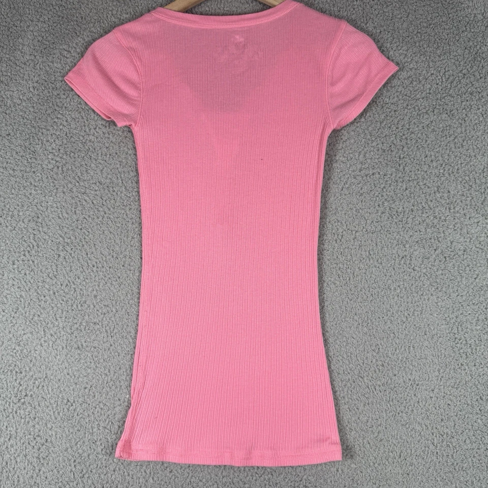 De Colección SO Muñeca Bebé Rosa Ajustada Acanalada Henley Botones Top Mediana Estilo Abercrombie Foto 2 de 4