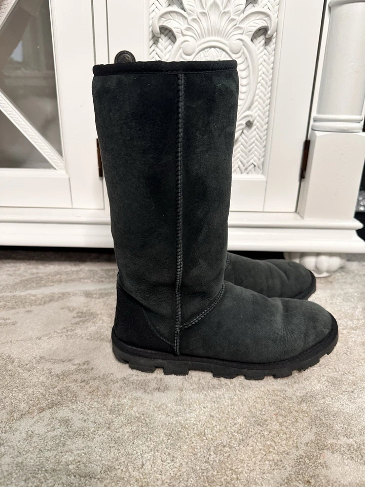 Bota de invierno UGG Classic Tall II negra para mujer talla 8 gamuza forrada en piel de oveja Foto 3 de 4