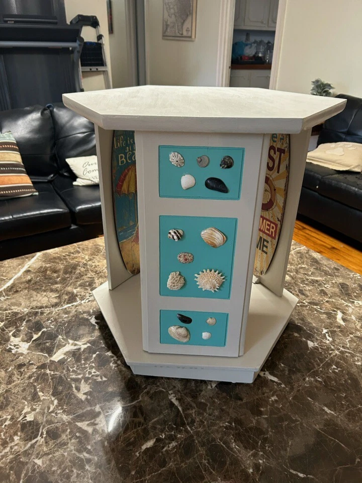 Mesa de acento temática costera - Conchas marinas y tablas de surf con colores costeros Foto 4 de 4