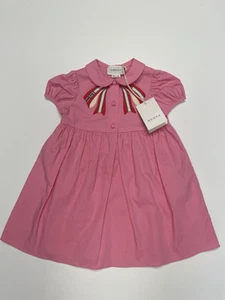 Robe enfant GUCCI (18 24 mois) neuve avec étiquettes, rose avec nœud brodé rouge G.