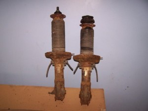 Stoßsdämpfer vorn links rechts vorn VW Polo 6N Bj.98 1,0l 6N0413031J