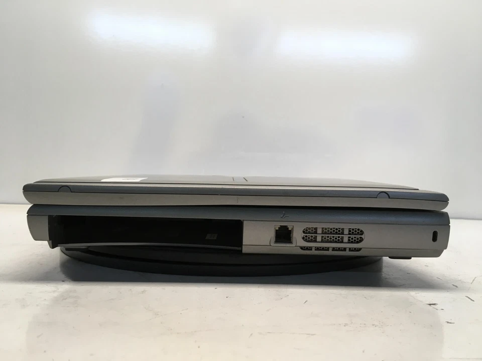 Dell Inspiron 1150 Intel Pentium 4 2,8 GHz 1 GB SIN DISCO DURO - Pantalla tenue Foto 4 de 4