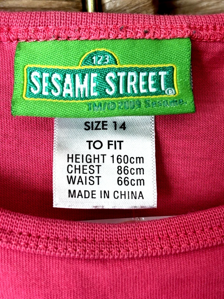 Camiseta Rosa Oscuro Vibrante Niñas Sesame Street Elmo "It's All About Me" Talla 14 Foto 4 de 4