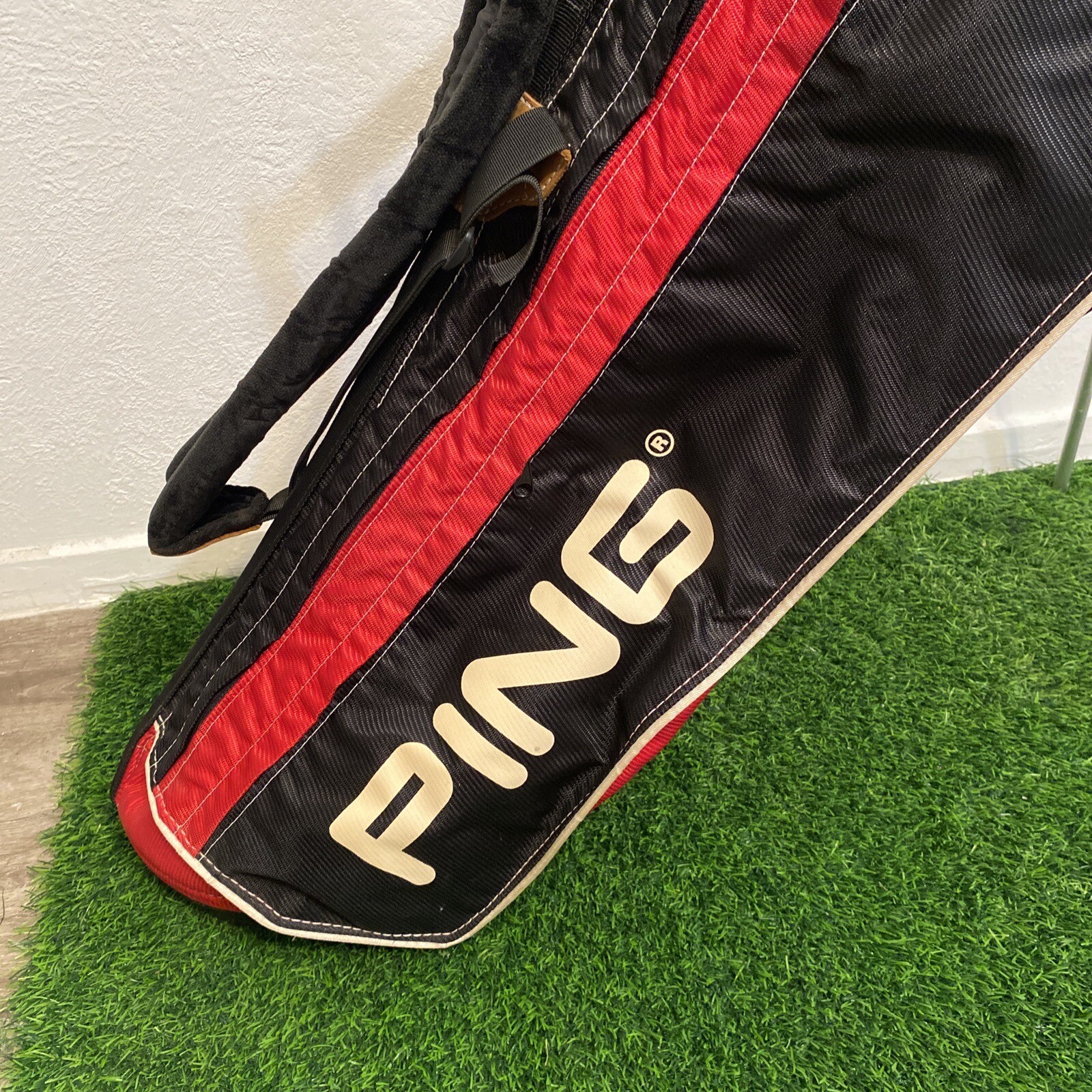 Nice Vintage Ping Hoofer Stand Golf Bag Black & Red All Zippers Work
